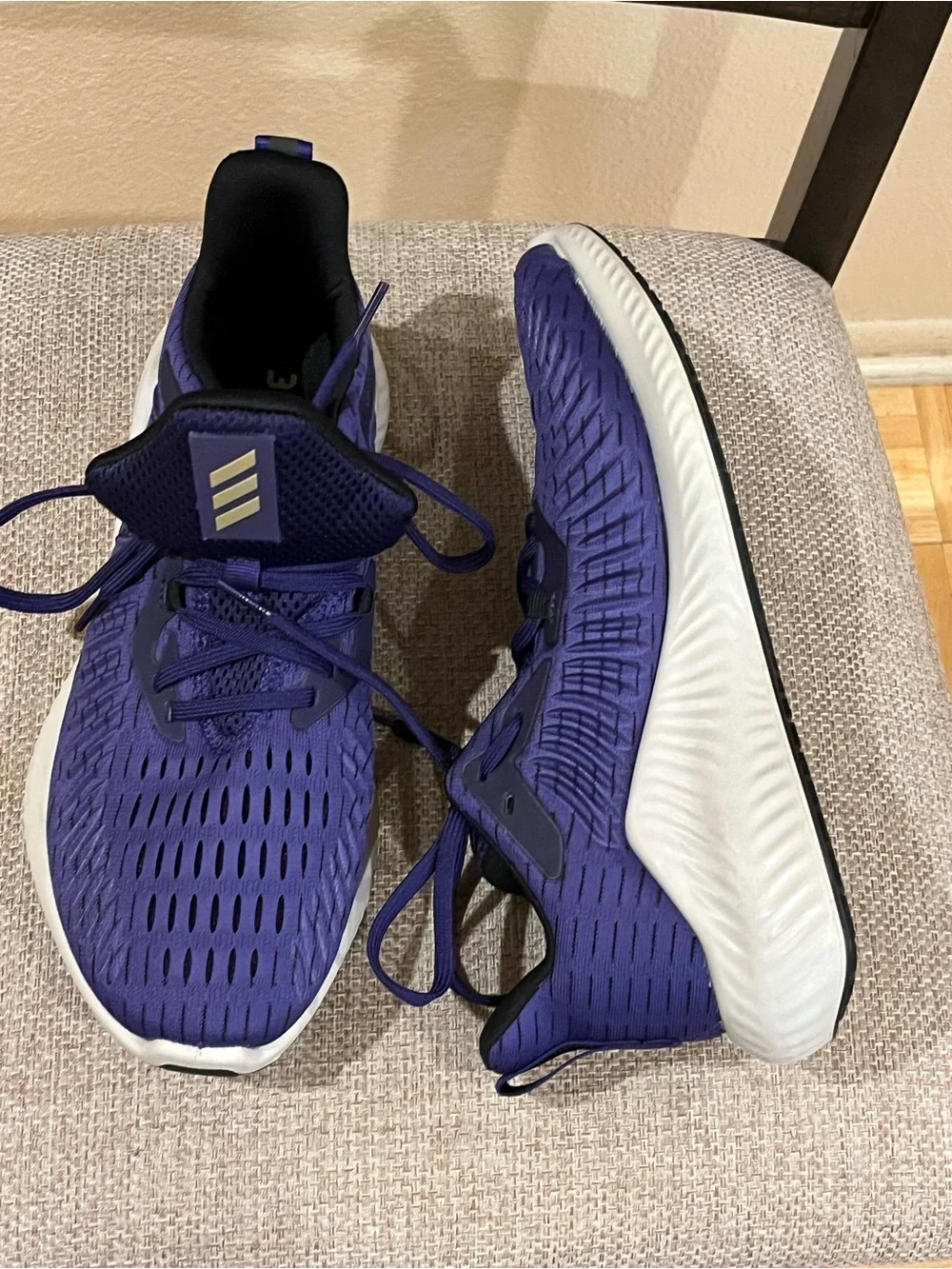 Men’s Adidas Alphabounce Plus running shoes. Mesh upper, bounce midsole. 9-9.5